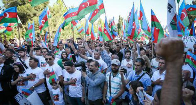 Participants of the rally near the monument of M. E. Rasulzade in the Novkhani village. Photo by Aziz Karimov for the "Caucasian Knot" Participants of the rally near the monument of M. E. Rasulzade in the Novkhani village. Photo by Aziz Karimov for the "Caucasian Knot"