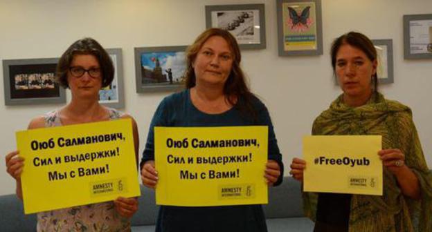 Activists congratulate Oyub Titiev on the occasion of his birthday. Photo courtesy of the Human Rights Centre "Memorial" Activists congratulate Oyub Titiev on the occasion of his birthday. Photo courtesy of the Human Rights Centre "Memorial"