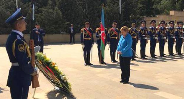 Angela Merkel at the official ceremony in Baku. Photo: REUTERS / Andreas Rinke Angela Merkel at the official ceremony in Baku. Photo: REUTERS / Andreas Rinke