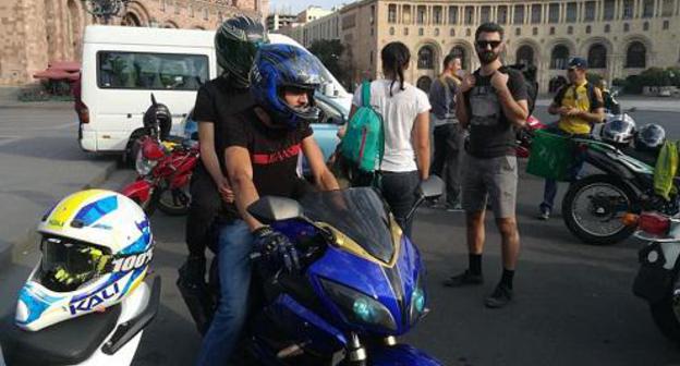 Bikers in the Republic Square in Yerevan, August 26, 2018. Photo: Facebook page of 'Armenian Environmental Front', https://www.facebook.com/armecofront/photos/pcb.2388885914484792/2388885421151508/?type=3&theater Bikers in the Republic Square in Yerevan, August 26, 2018. Photo: Facebook page of 'Armenian Environmental Front', https://www.facebook.com/armecofront/photos/pcb.2388885914484792/2388885421151508/?type=3&theater