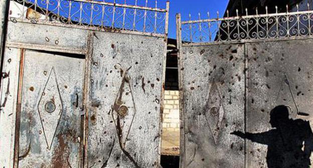 Traces of shelling at the gates of a house. Photo: Famil Makhmudbeili for the Caucasian Knot Traces of shelling at the gates of a house. Photo: Famil Makhmudbeili for the Caucasian Knot