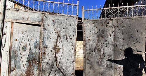 Traces of shelling at the gates of a house. Photo: Famil Makhmudbeili for the Caucasian Knot Traces of shelling at the gates of a house. Photo: Famil Makhmudbeili for the Caucasian Knot