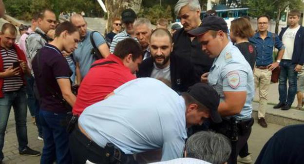 Detention of Sergey Grivko, coordinator of Navalny's local office. Photo by Konstantin Volgin for the Caucasian Knot. Detention of Sergey Grivko, coordinator of Navalny's local office. Photo by Konstantin Volgin for the Caucasian Knot.