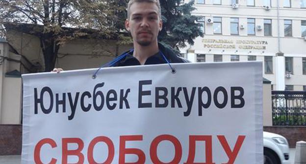 Dagestani resident holds picket in support of the Ingush oppositionist Magomed Khazbiev, Moscow, September 13, 2018. Photo is provided by the activist Dagestani resident holds picket in support of the Ingush oppositionist Magomed Khazbiev, Moscow, September 13, 2018. Photo is provided by the activist