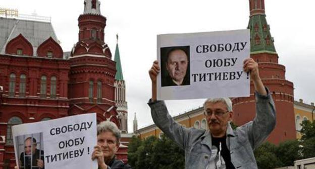 Svetlana Gannushkina and Oleg Orlov hold picket in Manege Square in Moscow, July 9, 2018. Photo: press service of HRC 'Memorial' Svetlana Gannushkina and Oleg Orlov hold picket in Manege Square in Moscow, July 9, 2018. Photo: press service of HRC 'Memorial'