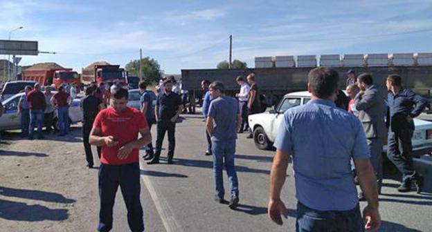Residents of the village of Kendelen refused to give way to the participants of the horse tour organized in honour of the 310th anniversary of the Kanjali battle. September 18, 2018. Photo by Tamara Gerieva for the "Caucasian Knot" Residents of the village of Kendelen refused to give way to the participants of the horse tour organized in honour of the 310th anniversary of the Kanjali battle. September 18, 2018. Photo by Tamara Gerieva for the "Caucasian Knot"