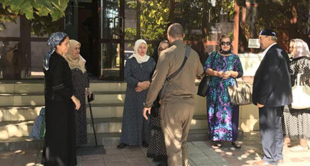Near the Shali Court which considers Oyub Titiev's case. September 20, 2018. Photo by Patimat Makhmudova for the "Caucasian Knot" Near the Shali Court which considers Oyub Titiev's case. September 20, 2018. Photo by Patimat Makhmudova for the "Caucasian Knot"