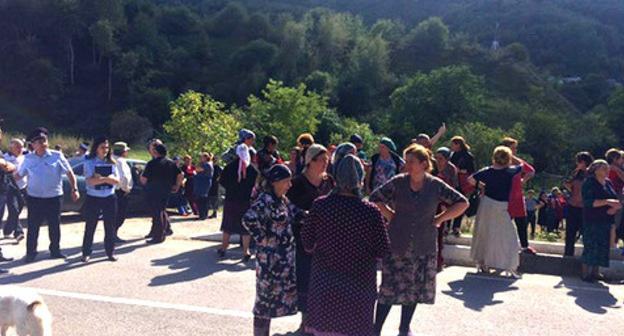 Residents of the village of Kendelen. September 18, 2018. Photo by Tamara Gerieva for the "Caucasian Knot" Residents of the village of Kendelen. September 18, 2018. Photo by Tamara Gerieva for the "Caucasian Knot"