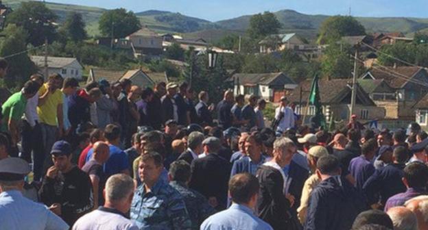 Residents of the village of Kendelen. September 18, 2018. Photo by Tamara Gerieva for the "Caucasian Knot" Residents of the village of Kendelen. September 18, 2018. Photo by Tamara Gerieva for the "Caucasian Knot"