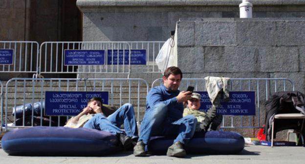 Supporters of Zaza Saralidze in front of the parliament, September 18, 2018. Photo by Inna Kukudzhanova for the Caucasian Knot Supporters of Zaza Saralidze in front of the parliament, September 18, 2018. Photo by Inna Kukudzhanova for the Caucasian Knot