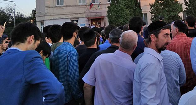 Activists and residents of the Sunzha District in Ingushetia gather at the district administration, September 24, 2018. Photo by Umar Yovloi for the Caucasian Knot Activists and residents of the Sunzha District in Ingushetia gather at the district administration, September 24, 2018. Photo by Umar Yovloi for the Caucasian Knot
