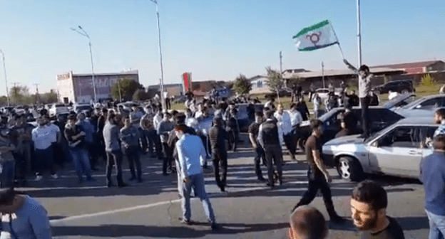 Screenshot of the video "A motor rally in Ingushetia in protest of exchanging territories" by the user Ama Chergiz on YouTube Screenshot of the video "A motor rally in Ingushetia in protest of exchanging territories" by the user Ama Chergiz on YouTube