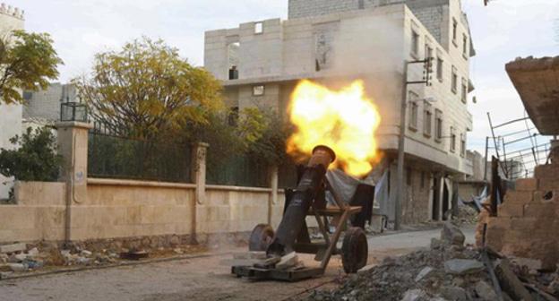 Rebel forces of militants launch a locally produced rocket in Karm al-Tarab neighborhood. Photo REUTERS / Abdalrhman Isma Rebel forces of militants launch a locally produced rocket in Karm al-Tarab neighborhood. Photo REUTERS / Abdalrhman Isma