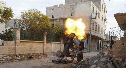 Rebel forces of militants launch a locally produced rocket in Karm al-Tarab neighborhood. Photo REUTERS / Abdalrhman Isma Rebel forces of militants launch a locally produced rocket in Karm al-Tarab neighborhood. Photo REUTERS / Abdalrhman Isma
