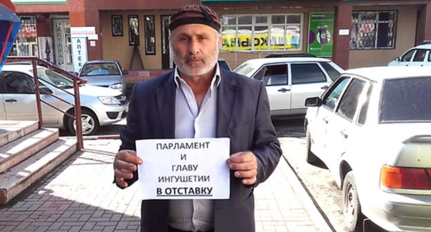 A participant of the protest action demanding to dissolve the parliament of Ingushetia and dismiss the head of the republic. Photo by Umar Yavloy for the "Caucasian Knot" A participant of the protest action demanding to dissolve the parliament of Ingushetia and dismiss the head of the republic. Photo by Umar Yavloy for the "Caucasian Knot"