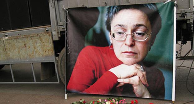 A poster with a photo of Anna Politkovskaya. Chistoprudny Boulevard, Moscow, 2009. Photo from the "Caucasian Knot" archive A poster with a photo of Anna Politkovskaya. Chistoprudny Boulevard, Moscow, 2009. Photo from the "Caucasian Knot" archive