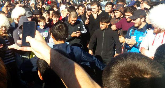 People dance lezginka in the streets of Makhachkala celebrating the victory of Khabib Nurmagomedov, October 7, 2018. Photo by Rasul Magomedov for the Caucasian Knot People dance lezginka in the streets of Makhachkala celebrating the victory of Khabib Nurmagomedov, October 7, 2018. Photo by Rasul Magomedov for the Caucasian Knot