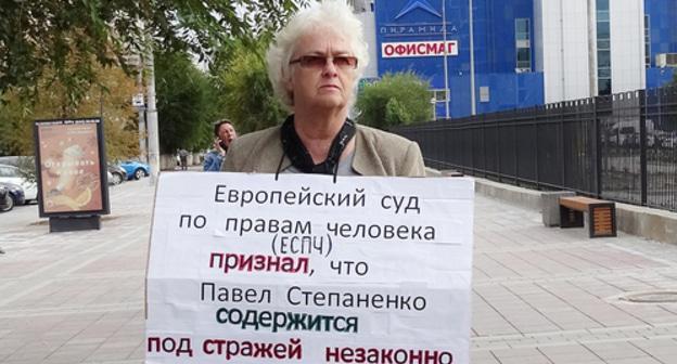 Mother of Pavel Stepanenko holds solo picket, October 8, 2018. Photo by Tatiana Filimonova for the Caucasian Knot Mother of Pavel Stepanenko holds solo picket, October 8, 2018. Photo by Tatiana Filimonova for the Caucasian Knot