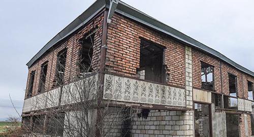 House in the Azerbaijani village of Chyamyanly constantly shelled from the neighboring side. Photo: Sputnik / Murad Orujov
https://ru.sputnik.az/karabakh/20171117/412791801/obstrel-front-azerbajdzhan-armenija.html
House in the Azerbaijani village of Chyamyanly constantly shelled from the neighboring side. Photo: Sputnik / Murad Orujov
https://ru.sputnik.az/karabakh/20171117/412791801/obstrel-front-azerbajdzhan-armenija.html