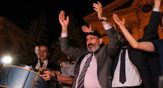 Nikol Pashinyan delivering a speech at the square of Yerevan on October 2, 2018. Photo by Tigran Petrosyan for the "Caucasian Knot" Nikol Pashinyan delivering a speech at the square of Yerevan on October 2, 2018. Photo by Tigran Petrosyan for the "Caucasian Knot"