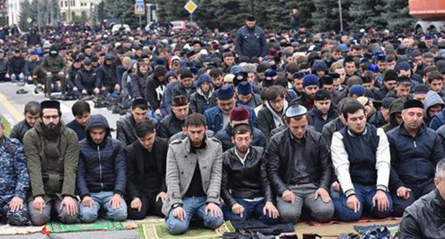 Participants of the rally during a prayer. Magas, October 2018. Photo courtesy of Yakub Gogiev for the "Caucasian Knot" Participants of the rally during a prayer. Magas, October 2018. Photo courtesy of Yakub Gogiev for the "Caucasian Knot"