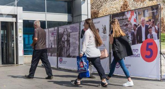 The electoral campaign in the streets of Tbilisi. Photo: SPUTNIK / LEVAN AVLABRELI https://sputnik-georgia.ru/election-2018/20181006/242387830/Predvybornye-strasti-v-Gruzii---reklamu-oppozitsii-vnov-zabrakovali.html The electoral campaign in the streets of Tbilisi. Photo: SPUTNIK / LEVAN AVLABRELI https://sputnik-georgia.ru/election-2018/20181006/242387830/Predvybornye-strasti-v-Gruzii---reklamu-oppozitsii-vnov-zabrakovali.html