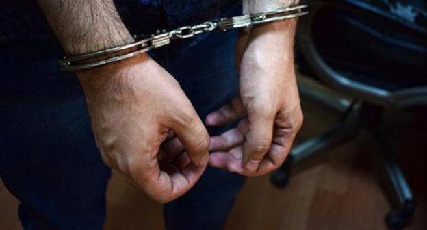 Man in handcuffs. Photo: © Sputnik / Anar Mustafayev https://ru.sputnik.az/incidents/20180220/414125415/byvshij-zek-avtomat-zaderzhan-baku.html Man in handcuffs. Photo: © Sputnik / Anar Mustafayev https://ru.sputnik.az/incidents/20180220/414125415/byvshij-zek-avtomat-zaderzhan-baku.html