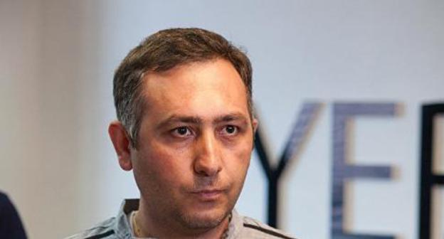 Editor-in-chief of the "Yerevan Today" website Sevak Akopyan. Photo: Sputnik / Asatur Yesayants https://ru.armeniasputnik.am/politics/20180917/14519186/novye-detali-obyskov-v-yerevan-today-sk-poyasnyaet-zachem-nagryanulo-v-ofis-izdaniya.htm Editor-in-chief of the "Yerevan Today" website Sevak Akopyan. Photo: Sputnik / Asatur Yesayants https://ru.armeniasputnik.am/politics/20180917/14519186/novye-detali-obyskov-v-yerevan-today-sk-poyasnyaet-zachem-nagryanulo-v-ofis-izdaniya.htm