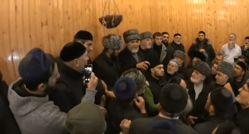 Akhmed Barakhoev tells Ingush residents about his talks with Kadyrov. Photo: https://www.youtube.com/watch?v=XzE-uQbNeRU Akhmed Barakhoev tells Ingush residents about his talks with Kadyrov. Photo: https://www.youtube.com/watch?v=XzE-uQbNeRU