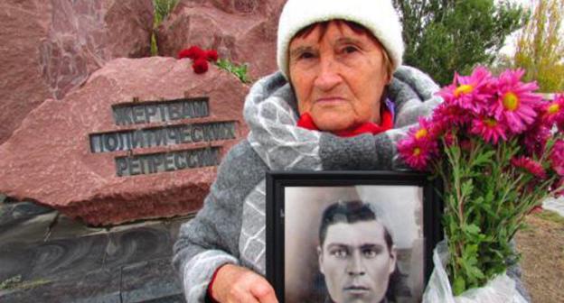 Lyudmila Ilyinkova with a photograph of her father Arkady Tugolukov. Photo by Vyacheslav Yaschenko for the "Caucasian Knot" Lyudmila Ilyinkova with a photograph of her father Arkady Tugolukov. Photo by Vyacheslav Yaschenko for the "Caucasian Knot"