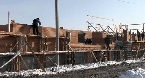 Screenshot of a TV report about construction of new houses for the residents of Shali whose dwellings were demolished. 12.01.2018 www.youtube.com/watch?v=rH9gcQsBvwE Screenshot of a TV report about construction of new houses for the residents of Shali whose dwellings were demolished. 12.01.2018 www.youtube.com/watch?v=rH9gcQsBvwE