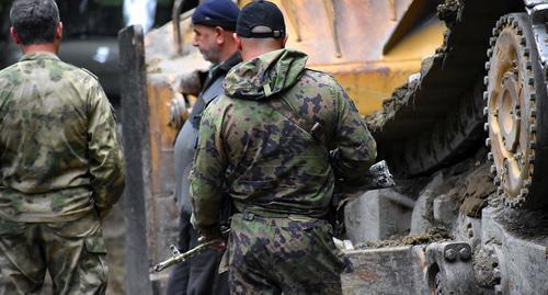 Сonstruction equipment and law enforcers in the "Erzi" Nature Reserve. Photo courtesy of Yakub Gogiev for the "Caucasian Knot" Сonstruction equipment and law enforcers in the "Erzi" Nature Reserve. Photo courtesy of Yakub Gogiev for the "Caucasian Knot"