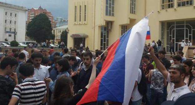 Participants of a rally against corruption in Makhachkala. June 12, 2017. Photo by Murad Muradov for the "Caucasian Knot" Participants of a rally against corruption in Makhachkala. June 12, 2017. Photo by Murad Muradov for the "Caucasian Knot"