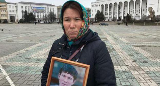A protest action of the relatives of killed Eradil Asanov. Makhachkala, February 6, 2018. Photo by the "Caucasian Knot" correspondent A protest action of the relatives of killed Eradil Asanov. Makhachkala, February 6, 2018. Photo by the "Caucasian Knot" correspondent