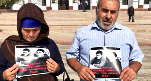 Parents of the killed Gasanguseinov brothers, September 24, 2018. Photo by Patimat Makhmudova for the Caucasian Knot Parents of the killed Gasanguseinov brothers, September 24, 2018. Photo by Patimat Makhmudova for the Caucasian Knot