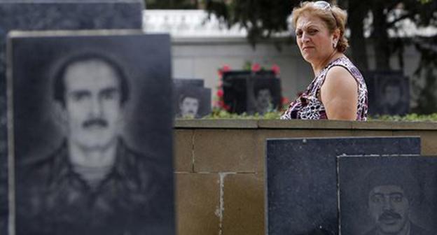 Woman at the cemetery of those perished in the Karabakh conflict, Baku. Photo: REUTERS/David Mdzinarishvili Woman at the cemetery of those perished in the Karabakh conflict, Baku. Photo: REUTERS/David Mdzinarishvili