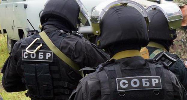 Law enforcers. Photo http://rosgvard.ru/ru/news/article/v-petropavlovskekamchatskom-oficery-sobr-sovmestno-s-operativnikami-fsb-i-mvd-zaderzhali-narkotorgovca Law enforcers. Photo http://rosgvard.ru/ru/news/article/v-petropavlovskekamchatskom-oficery-sobr-sovmestno-s-operativnikami-fsb-i-mvd-zaderzhali-narkotorgovca
