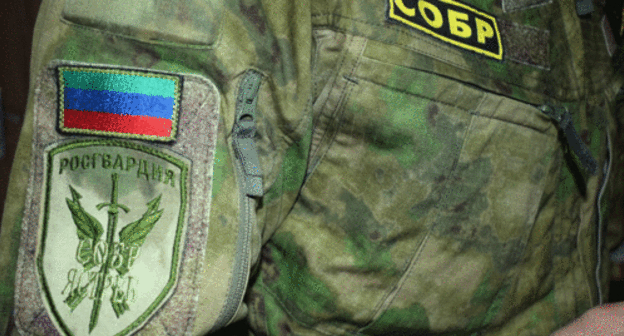 A sleeve chevron of the "Rosgvardia" fighter. Photo http://rosgvard.ru/ru/news/article/v-dagestane-sotrudniki-rosgvardii-fsb-i-mvd-zaderzhali-uchastnikov-ekstremistskoj-organizacii A sleeve chevron of the "Rosgvardia" fighter. Photo http://rosgvard.ru/ru/news/article/v-dagestane-sotrudniki-rosgvardii-fsb-i-mvd-zaderzhali-uchastnikov-ekstremistskoj-organizacii