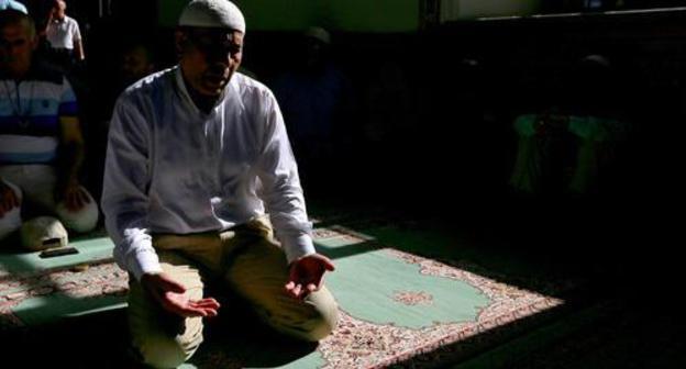 A believer during a prayer. Photo by Aziz Karimov for the "Caucasian Knot" A believer during a prayer. Photo by Aziz Karimov for the "Caucasian Knot"