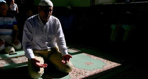 A believer during a prayer. Photo by Aziz Karimov for the "Caucasian Knot" A believer during a prayer. Photo by Aziz Karimov for the "Caucasian Knot"