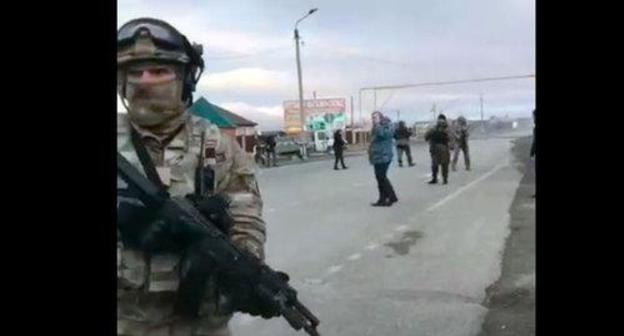 The police photos made near the checkpoint in Shosseynaya street in Grozny. Screenshot of the "Operative Line" The police photos made near the checkpoint in Shosseynaya street in Grozny. Screenshot of the "Operative Line"