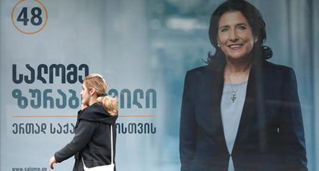Election campaign poster with Salome Zurabishvili's portrait in Tbilisi, October 2018. Photo: REUTERS/David Mdzinarishvili Election campaign poster with Salome Zurabishvili's portrait in Tbilisi, October 2018. Photo: REUTERS/David Mdzinarishvili