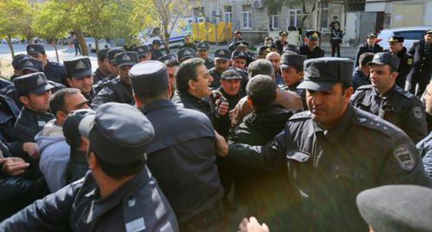 Ali Kerimli surrounded by police, November 19, 2018. Photo by Aziz Karimov for the Caucasian Knot Ali Kerimli surrounded by police, November 19, 2018. Photo by Aziz Karimov for the Caucasian Knot