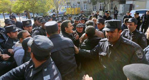 Ali Kerimli surrounded by police, November 19, 2018. Photo by Aziz Karimov for the Caucasian Knot Ali Kerimli surrounded by police, November 19, 2018. Photo by Aziz Karimov for the Caucasian Knot