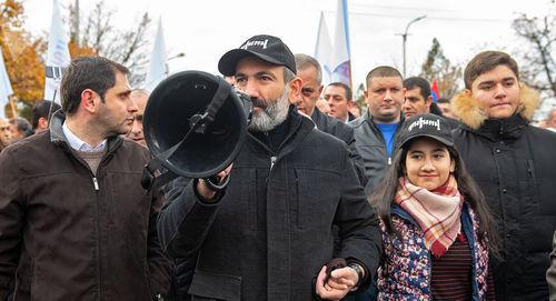 Nikol Pashinyan and his supporters at the rally in Yerevan. Photo: ©Sputnik/Asatur Yesayants https://ru.armeniasputnik.am/politics/20181124/15846415/nuzhen-balans-polnomochij-pashinyan-anonsiroval-izmeneniya-konstitucii.html Nikol Pashinyan and his supporters at the rally in Yerevan. Photo: ©Sputnik/Asatur Yesayants https://ru.armeniasputnik.am/politics/20181124/15846415/nuzhen-balans-polnomochij-pashinyan-anonsiroval-izmeneniya-konstitucii.html