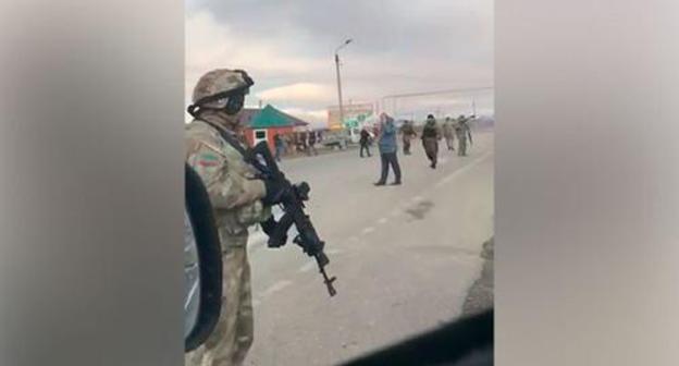 The police photos made near the checkpoint in Shosseynaya street in Grozny. Screenshot of the "Operative Line" The police photos made near the checkpoint in Shosseynaya street in Grozny. Screenshot of the "Operative Line"