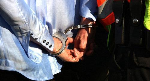 Detention. Photo: CC BY 2.0 / TAR SANDS BLOCKADE / DARRYL HANNAH IN HANDCUFFS Detention. Photo: CC BY 2.0 / TAR SANDS BLOCKADE / DARRYL HANNAH IN HANDCUFFS