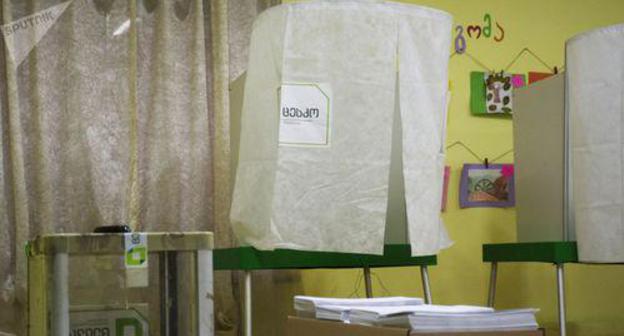Polling booth at the presidential election in Georgia. Photo: © Sputnik / Denis Aslanov https://sputnik-georgia.ru/election-2018/20181129/243208948/Itogi-vyborov-mogut-annulirovat-na-pyati-uchastkakh-v-Gruzii.html Polling booth at the presidential election in Georgia. Photo: © Sputnik / Denis Aslanov https://sputnik-georgia.ru/election-2018/20181129/243208948/Itogi-vyborov-mogut-annulirovat-na-pyati-uchastkakh-v-Gruzii.html