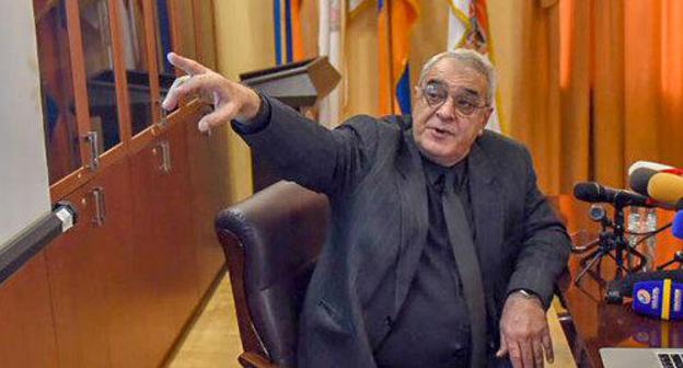 David Shakhnazaryan. Photo: © Sputnik/ Asatur Yesayants.https://ru.armeniasputnik.am/politics/20181205/16045320/mozhete-arestovat-david-shahnazaryan-otkazalsya-idti-v-snb-i-dat-razyasneniya.html David Shakhnazaryan. Photo: © Sputnik/ Asatur Yesayants.https://ru.armeniasputnik.am/politics/20181205/16045320/mozhete-arestovat-david-shahnazaryan-otkazalsya-idti-v-snb-i-dat-razyasneniya.html
