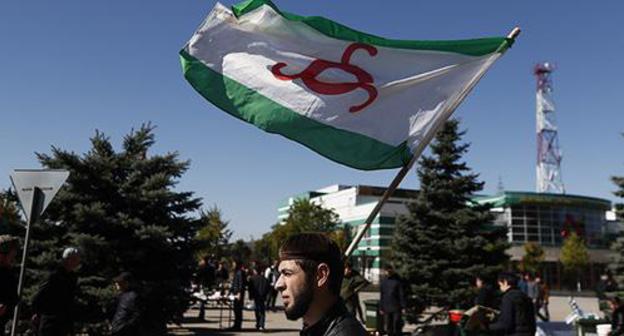 Activist holding Ingushetia flag. Photo: REUTERS/Maxim Shemetov Activist holding Ingushetia flag. Photo: REUTERS/Maxim Shemetov